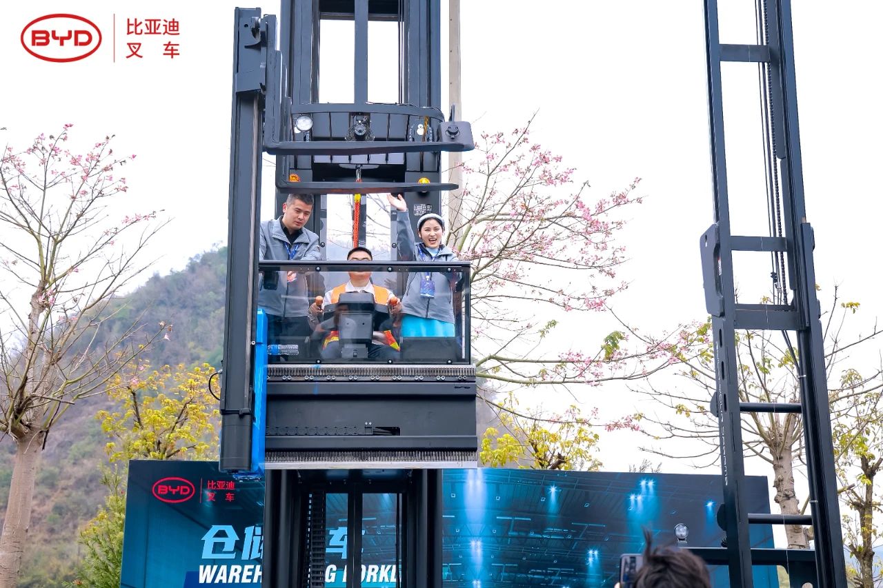 2024比亞迪叉車經(jīng)銷商大會圓滿落幕,世恒集團(tuán)榮獲多項殊榮! 2024比亞迪叉車經(jīng)銷商大會圓滿落幕,世恒集團(tuán)榮獲多項殊榮!